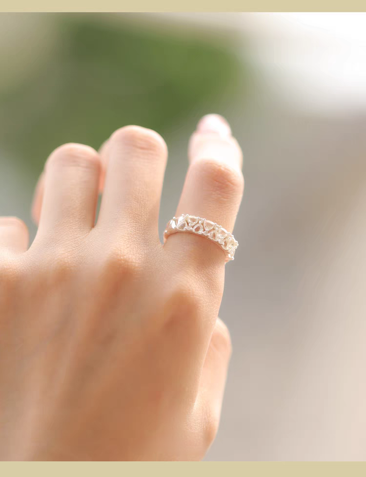 Anillo mini pastel de la serie Sobremesa, diseño original artesanal de Kemstone. Anillo de diseño de plata 925 con circonita y cristal blanco.
