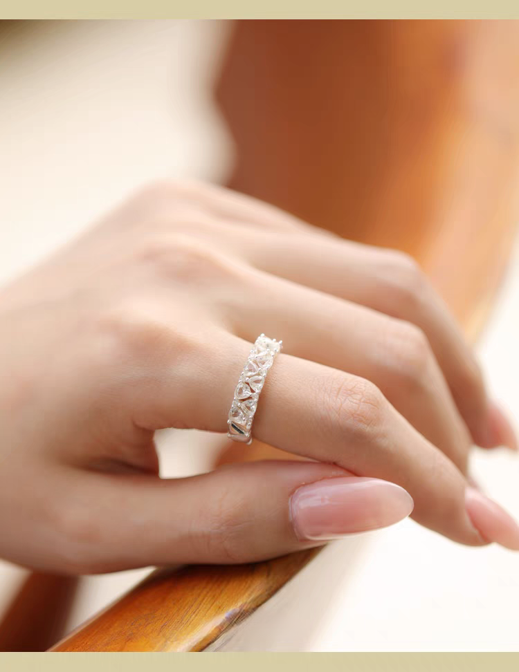 Anillo mini pastel de la serie Sobremesa, diseño original artesanal de Kemstone. Anillo de diseño de plata 925 con circonita y cristal blanco.