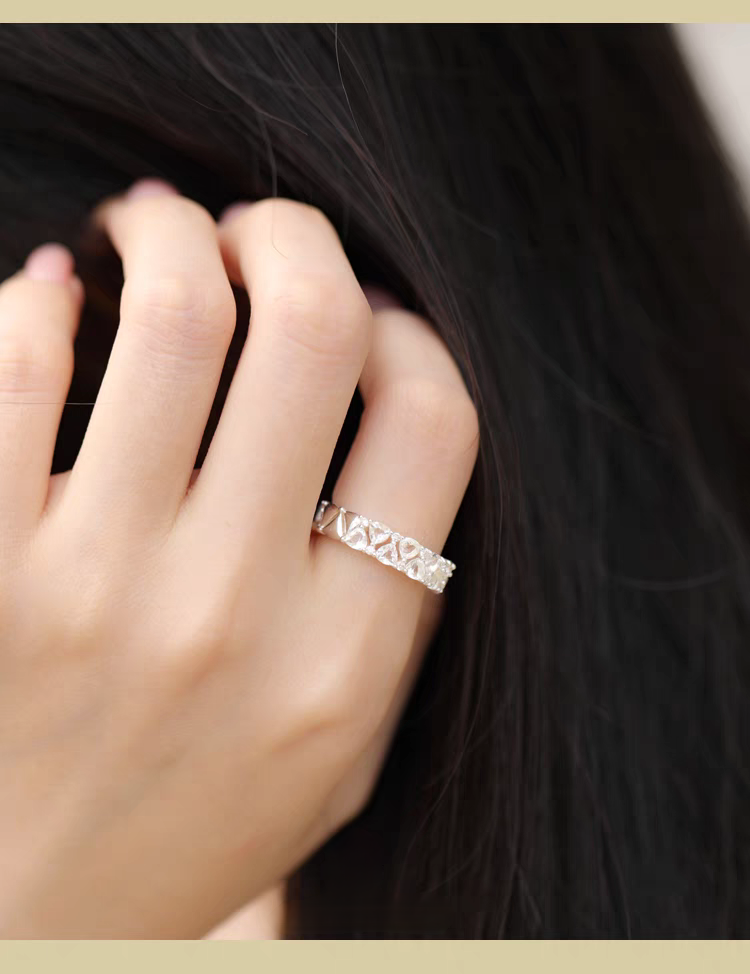 Anillo mini pastel de la serie Sobremesa, diseño original artesanal de Kemstone. Anillo de diseño de plata 925 con circonita y cristal blanco.
