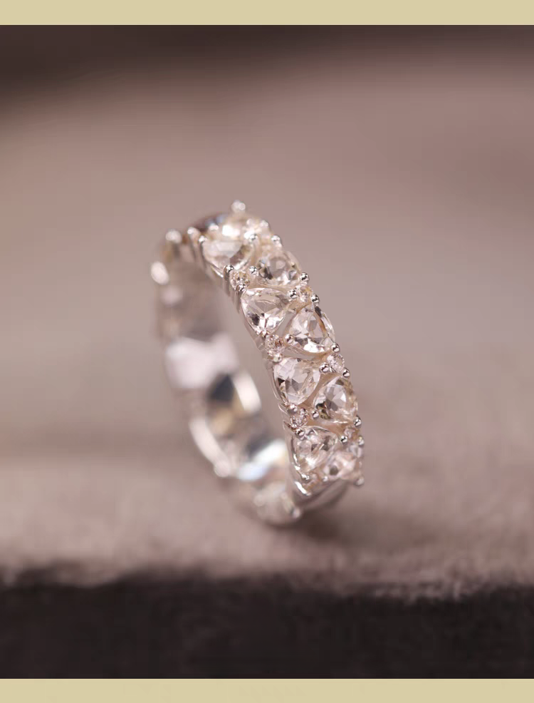 Anillo mini pastel de la serie Sobremesa, diseño original artesanal de Kemstone. Anillo de diseño de plata 925 con circonita y cristal blanco.