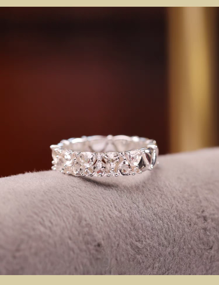 Anillo mini pastel de la serie Sobremesa, diseño original artesanal de Kemstone. Anillo de diseño de plata 925 con circonita y cristal blanco.