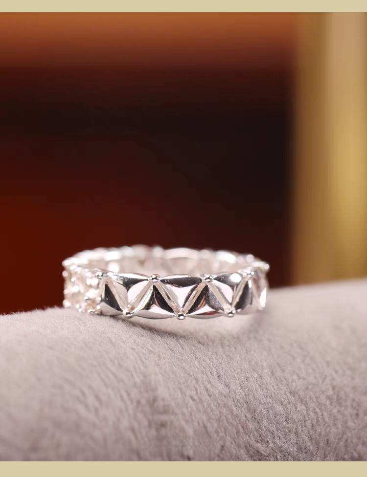 Anillo mini pastel de la serie Sobremesa, diseño original artesanal de Kemstone. Anillo de diseño de plata 925 con circonita y cristal blanco.
