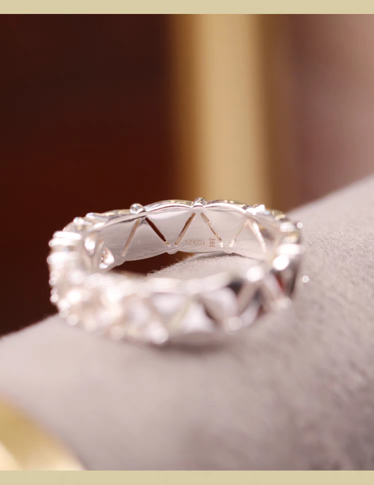 Anillo mini pastel de la serie Sobremesa, diseño original artesanal de Kemstone. Anillo de diseño de plata 925 con circonita y cristal blanco.