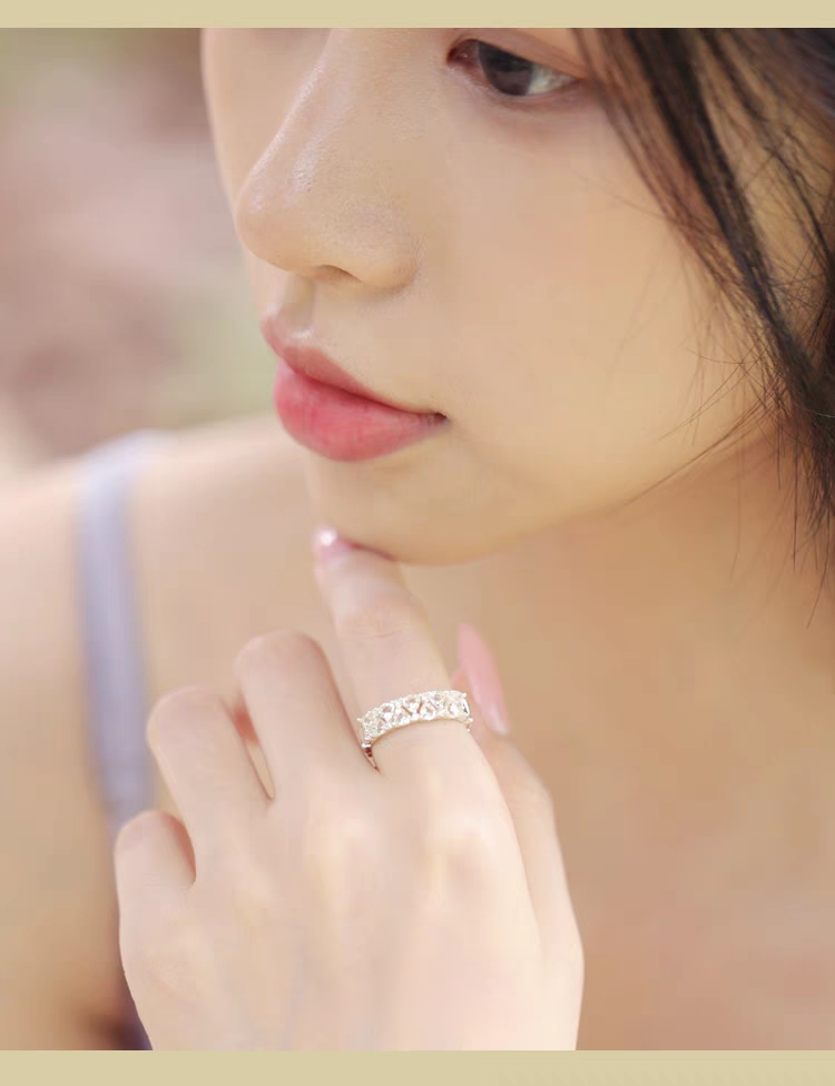 Anillo mini pastel de la serie Sobremesa, diseño original artesanal de Kemstone. Anillo de diseño de plata 925 con circonita y cristal blanco.