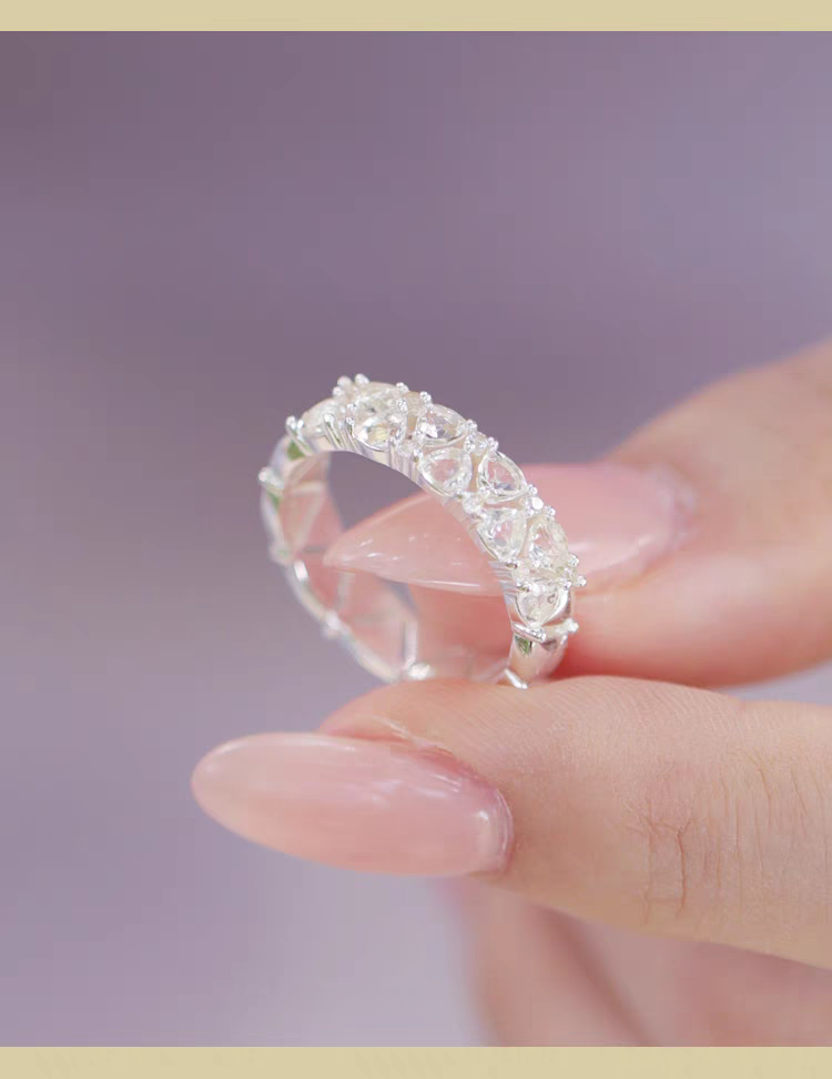 Anillo mini pastel de la serie Sobremesa, diseño original artesanal de Kemstone. Anillo de diseño de plata 925 con circonita y cristal blanco.