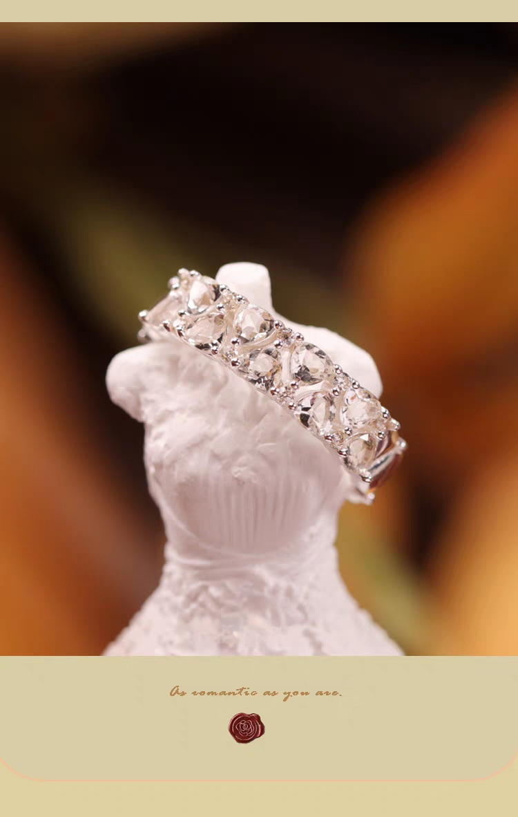 Anillo mini pastel de la serie Sobremesa, diseño original artesanal de Kemstone. Anillo de diseño de plata 925 con circonita y cristal blanco.