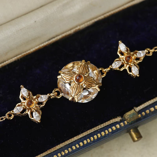 Pulsera de estrellas de la suerte con diseño original artesanal de Kemstone: pulsera vintage con dije de trébol, cristal y espesartita en plata de ley.