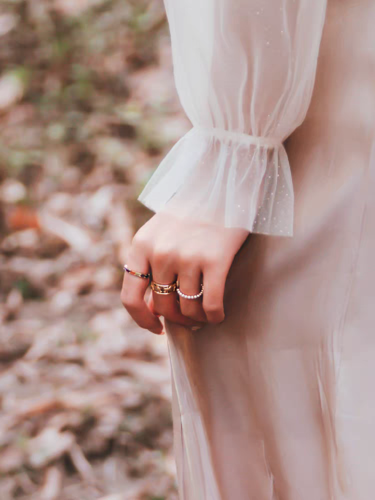 Anillo apilable de piedras preciosas y perlas con diseño original de carrusel vintage, hecho a mano por Kemstone, en plata de ley con baño de oro: un regalo curativo para el corazón.