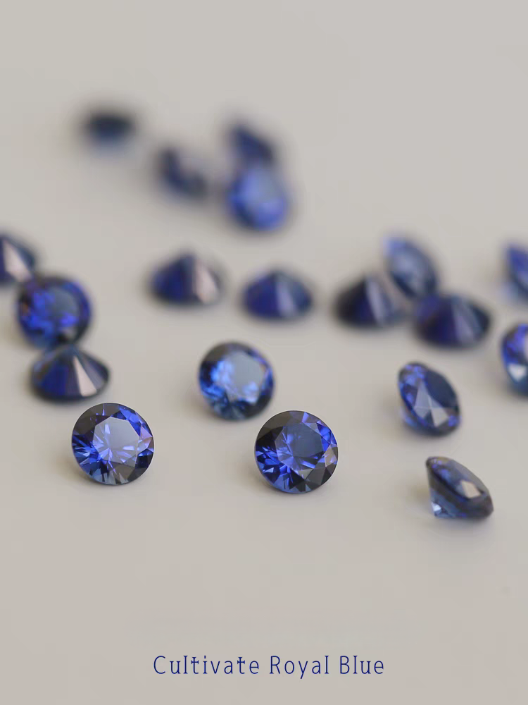 Collana con ciondolo a forma di sogno dorato blu dal design originale realizzato a mano da Kemstone - Ciondolo di ispirazione vintage con zaffiro blu reale e madreperla in argento sterling 925, placcato oro