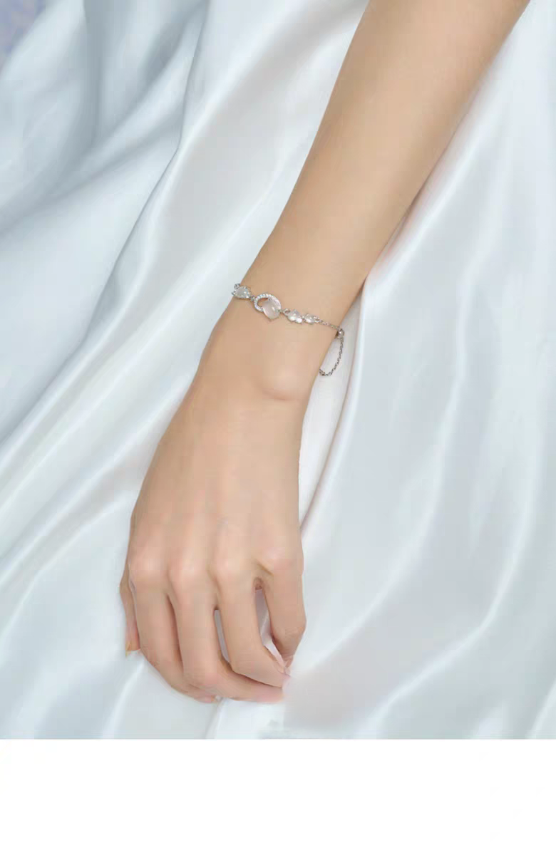 Pulsera de plata de ley con diseño original artesanal de Kemstone: Tentáculos Celestiales y Piedra Lunar - Romántico diseño de Galaxia de Amor Cósmico
