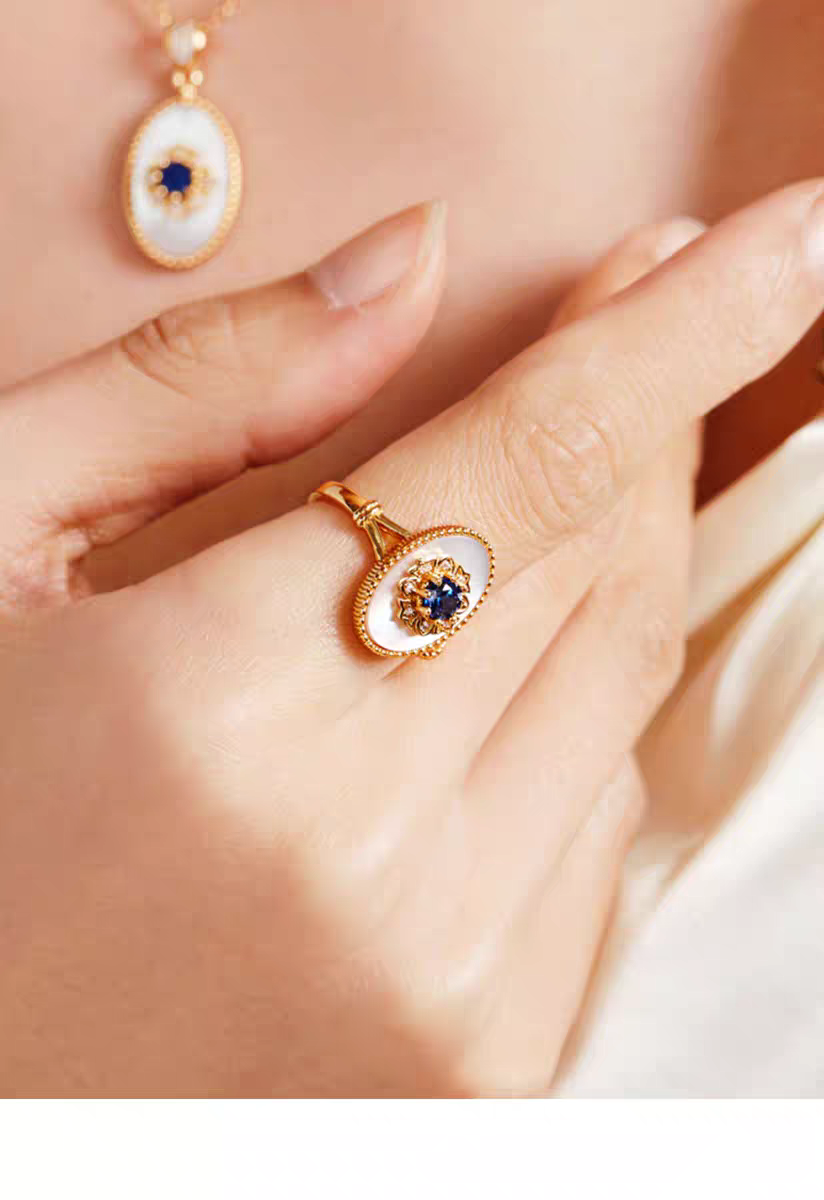 Anillo de ensueño azul dorado, diseño original artesanal de Kemstone: anillo ovalado vintage con zafiro azul real y nácar en plata de ley 925, bañado en oro.