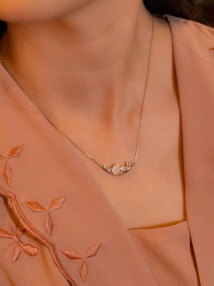 Collar artesanal de diseño original de Kemstone "Navegando en la Luna": colgante de ópalo y piedra lunar en plata de ley 925, gargantilla inspirada en el universo.