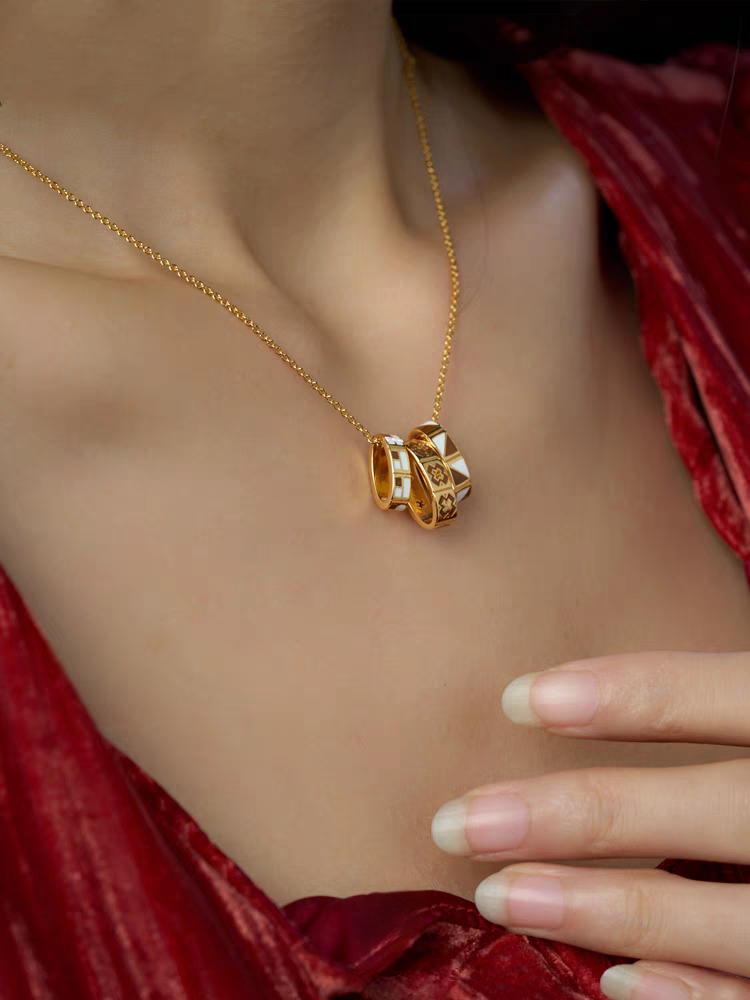 Collar con colgante ovalado de esmalte Culaccino, diseño original artesanal de Kemstone. Gargantilla geométrica de esmalte de plata de ley 925 de inspiración vintage, 45 cm.