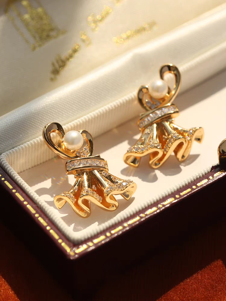 Pendientes Glaimore de estilo vestido de gala, hechos a mano por Kemstone, con diseño original. Pendientes colgantes de perla y circonita cúbica bañados en oro en plata de ley 925. Joyas de novia vintage para mujer.
