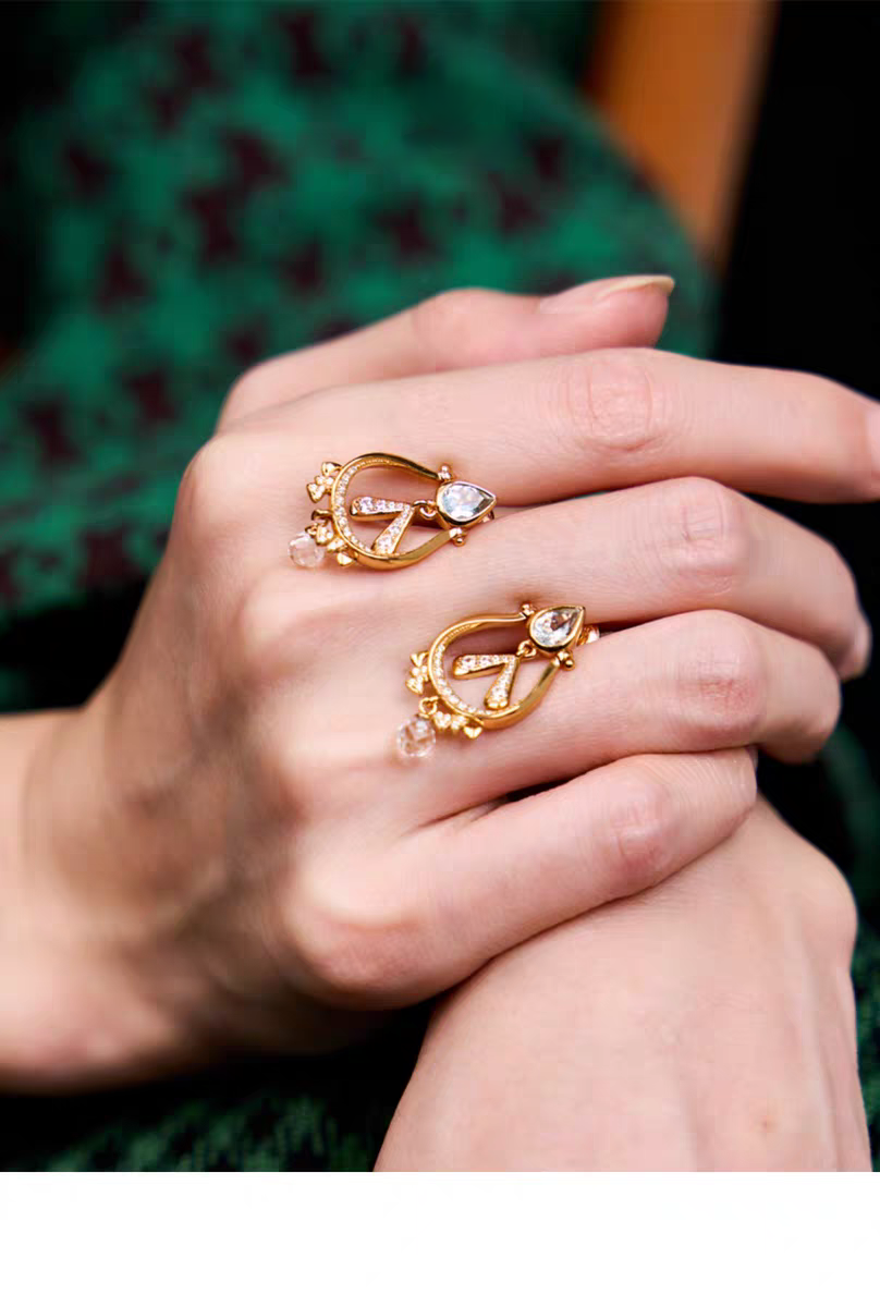 Pendientes BESHINE de conejito con diseño original, hechos a mano por Kemstone. Pendientes colgantes de plata de ley 925 bañados en oro con topacio azul cielo, cuarzo blanco y circonita cúbica. Un regalo de joyería alegre y brillante.