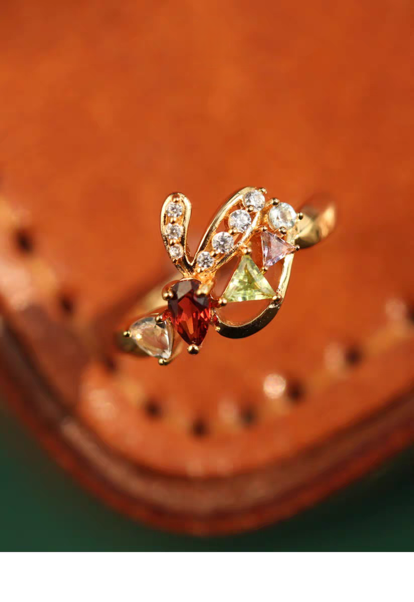 Anillo BENO.1 de conejito con diseño original artesanal de Kemstone. Anillo de plata de ley 925 con baño de oro y piedras preciosas con granate, amatista, peridoto, cuarzo blanco y topacio. Un regalo de lujo único para mujer.