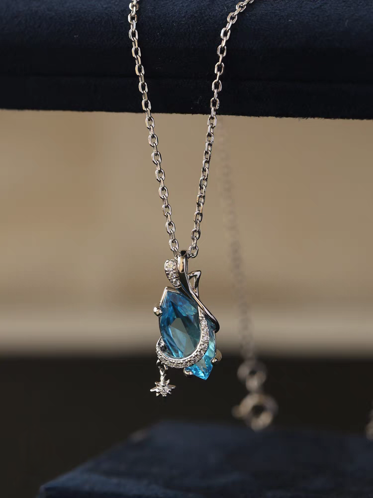Collar de viaje estelar de diseño original hecho a mano por Kemstone: colgante de estrella de topacio azul suizo en plata de ley 925, un delicado regalo de inspiración cósmica.