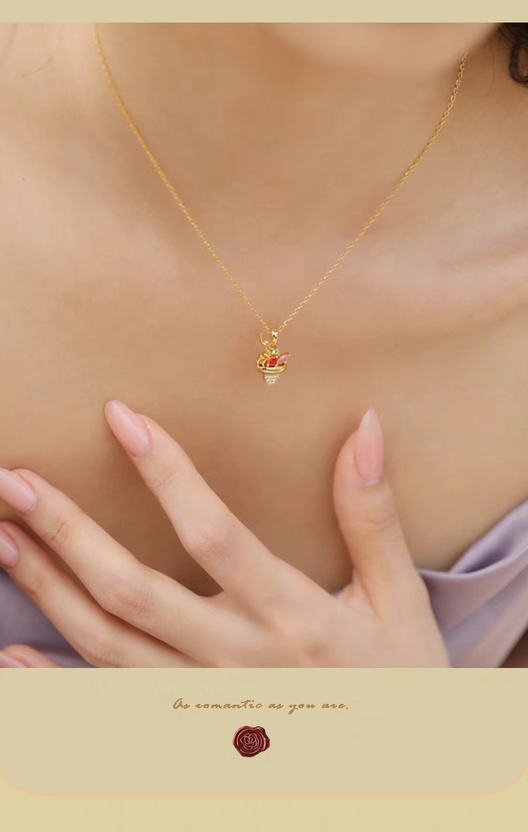 Colección Sobremesa de diseño original artesanal de Kemstone: collar de cóctel original en plata de ley 925 con baño de oro y circonitas de colores, un regalo único para mujer.