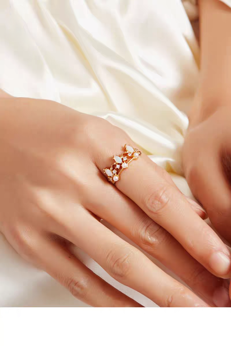 Anillo de corona de ópalo vintage "Princesa y Caballero", diseño original artesanal de Kemstone. Plata de ley 925 con baño de oro. Anillo ajustable de doble capa con banda abierta. Un regalo único para mujer.