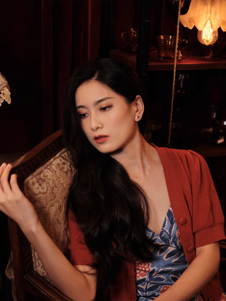 Pendientes de botón Kemstone con diseño original de luz celestial, hechos a mano en plata de ley 925 con zafiro sintético y circonita cúbica, con diseño de estrella y luna de inspiración vintage.