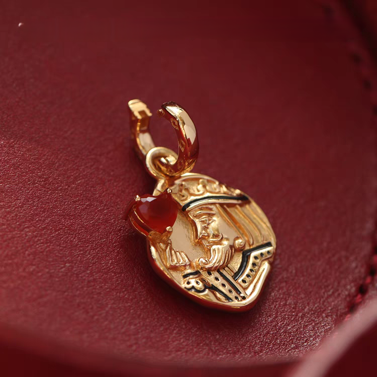 Collar con moneda vintage "El Corazón del Rey", diseño original artesanal de Kemstone. Colgante de corazón de póker con ágata roja y baño de oro en plata 925.