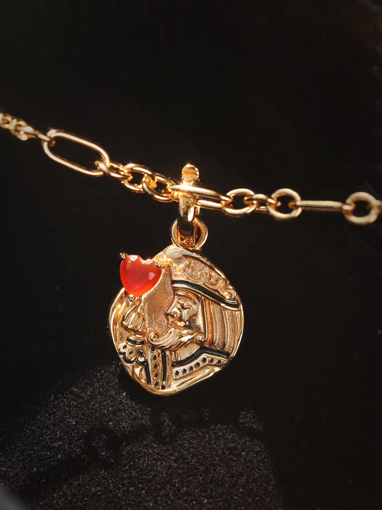Collar con moneda vintage "El Corazón del Rey", diseño original artesanal de Kemstone. Colgante de corazón de póker con ágata roja y baño de oro en plata 925.