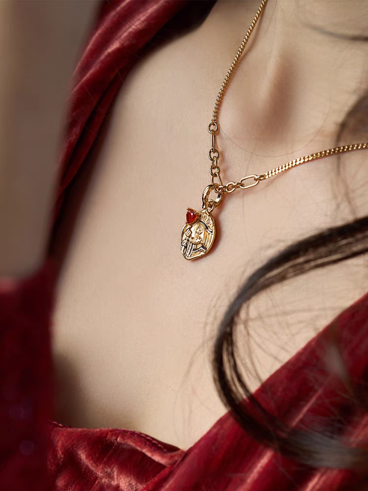 Collar con moneda vintage "El Corazón del Rey", diseño original artesanal de Kemstone. Colgante de corazón de póker con ágata roja y baño de oro en plata 925.