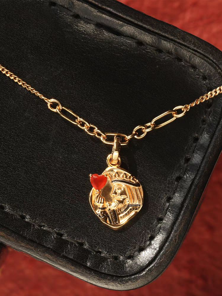 Collar con moneda vintage "El Corazón del Rey", diseño original artesanal de Kemstone. Colgante de corazón de póker con ágata roja y baño de oro en plata 925.