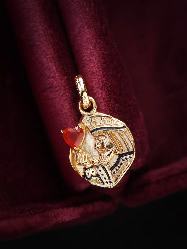 Collar con moneda vintage "El Corazón del Rey", diseño original artesanal de Kemstone. Colgante de corazón de póker con ágata roja y baño de oro en plata 925.