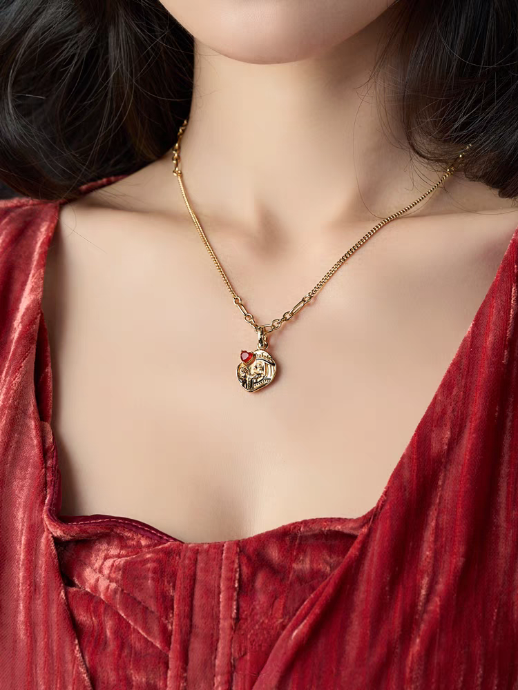 Collar con moneda vintage "El Corazón del Rey", diseño original artesanal de Kemstone. Colgante de corazón de póker con ágata roja y baño de oro en plata 925.