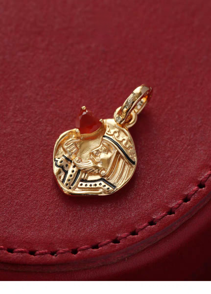 Collar con moneda vintage "El Corazón del Rey", diseño original artesanal de Kemstone. Colgante de corazón de póker con ágata roja y baño de oro en plata 925.