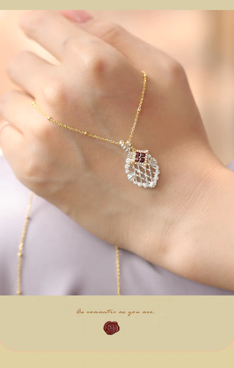 Collar de gofre de cerezas de sobremesa con diseño original artesanal de Kemstone - Plata 925 chapada en oro con colgante de granate y cadena de clavícula vintage