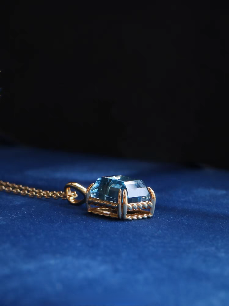 Collar de plata con topacio azul suizo y circonita naranja, diseño original artesanal de Kemstone, Ocean Soul. Pieza curativa de inspiración vintage bañada en oro.