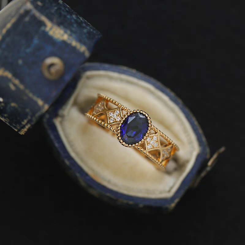 Anillo Viaje Celestial de diseño original artesanal de Kemstone: anillo de zafiro en plata de ley bañada en oro con detalles de circonitas cúbicas.