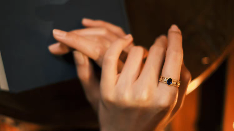 Anillo Viaje Celestial de diseño original artesanal de Kemstone: anillo de zafiro en plata de ley bañada en oro con detalles de circonitas cúbicas.