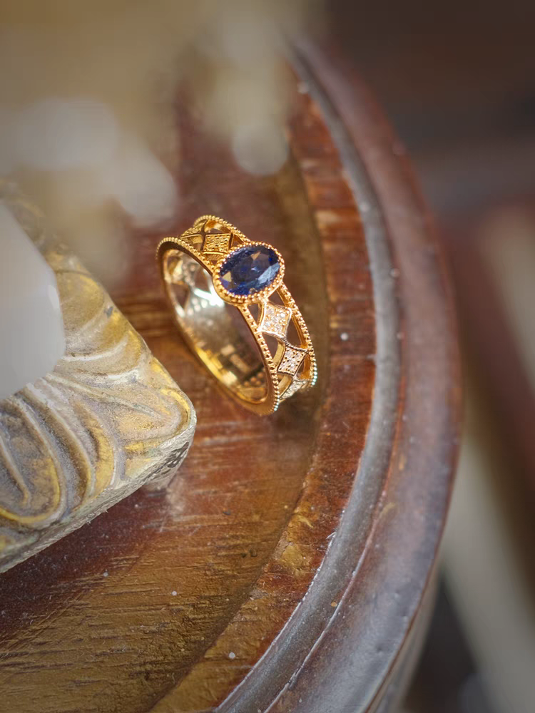 Anillo Viaje Celestial de diseño original artesanal de Kemstone: anillo de zafiro en plata de ley bañada en oro con detalles de circonitas cúbicas.