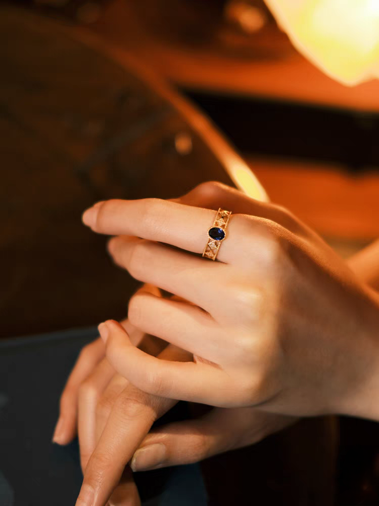 Anillo Viaje Celestial de diseño original artesanal de Kemstone: anillo de zafiro en plata de ley bañada en oro con detalles de circonitas cúbicas.