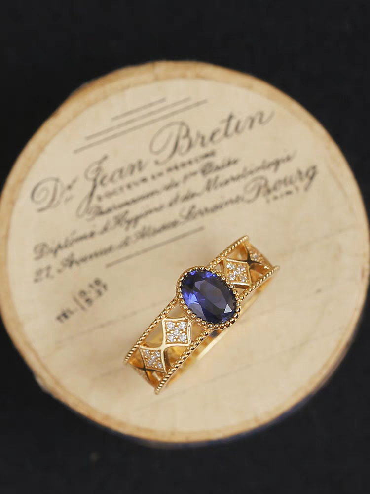 Anillo Viaje Celestial de diseño original artesanal de Kemstone: anillo de zafiro en plata de ley bañada en oro con detalles de circonitas cúbicas.