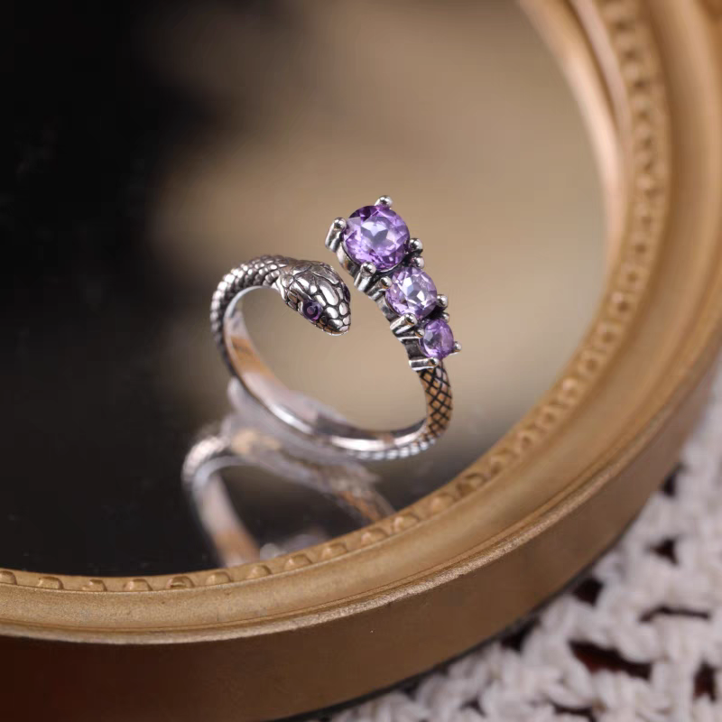 Anillo de serpiente vintage de plata de ley, diseño original, hecho a mano por Kemstone. Banda abierta ajustable con degradado de amatista púrpura.
