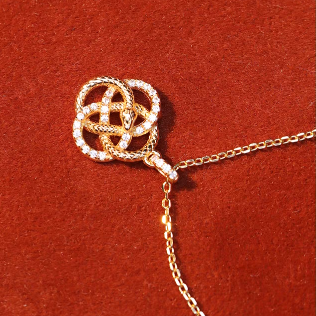 Collar de nudo de serpiente bañado en oro, diseño original artesanal de Kemstone – Plata de ley 925, diseño minimalista para el día a día