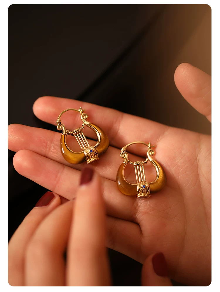 Pendientes de aro vintage Kemstone "Lyra Muse" de ojo de tigre y ágata roja, plata de ley 925 con baño de oro RSY-LLQ394