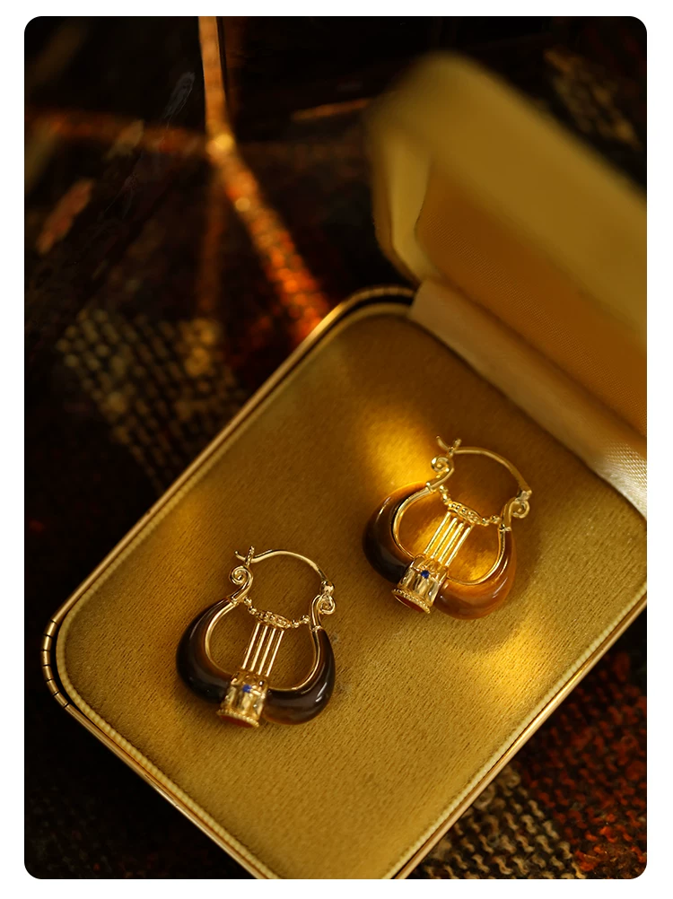 Pendientes de aro vintage Kemstone "Lyra Muse" de ojo de tigre y ágata roja, plata de ley 925 con baño de oro RSY-LLQ394