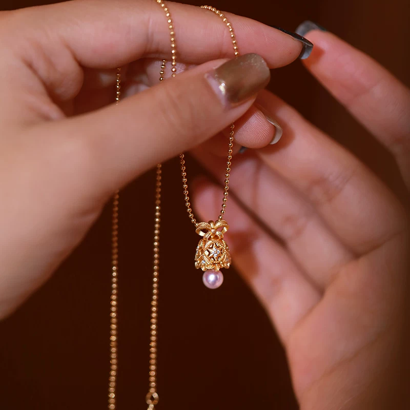 Collar con colgante de perla Kemstone "La Campana de los Deseos" – Oro vermeil de 18 quilates sobre plata de ley, perla de agua dulce y circón blanco | Joyería de inspiración vintage para mujer RSY-NES355