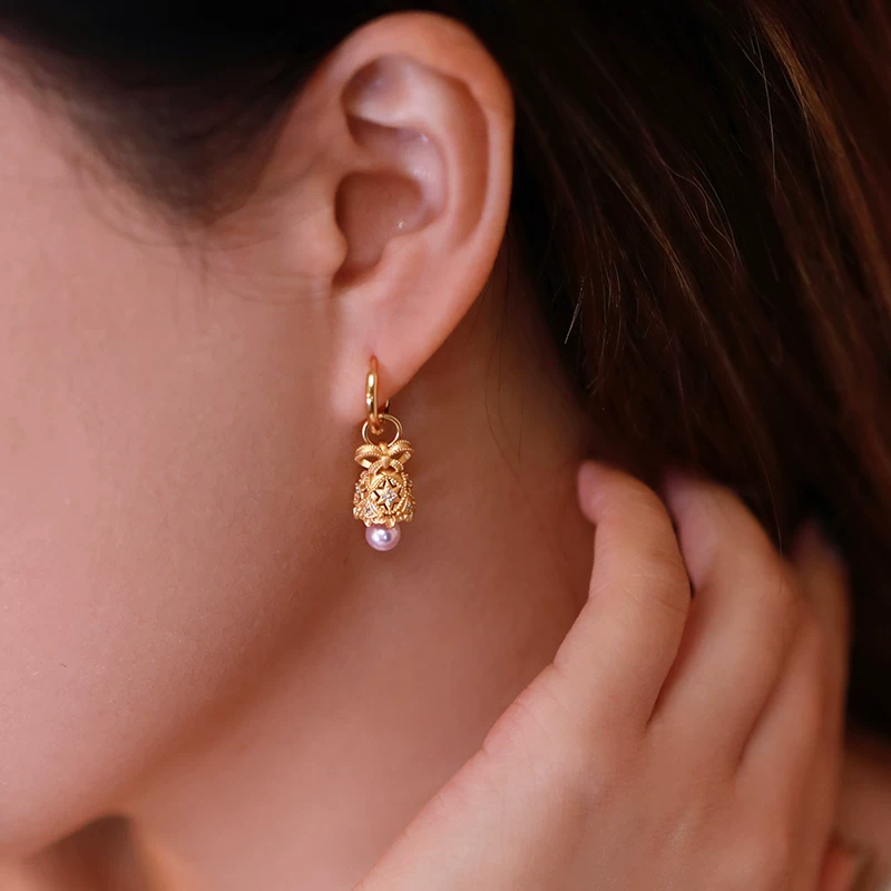 Collar con colgante de perla Kemstone "La Campana de los Deseos" – Oro vermeil de 18 quilates sobre plata de ley, perla de agua dulce y circón blanco | Joyería de inspiración vintage para mujer RSY-NES355