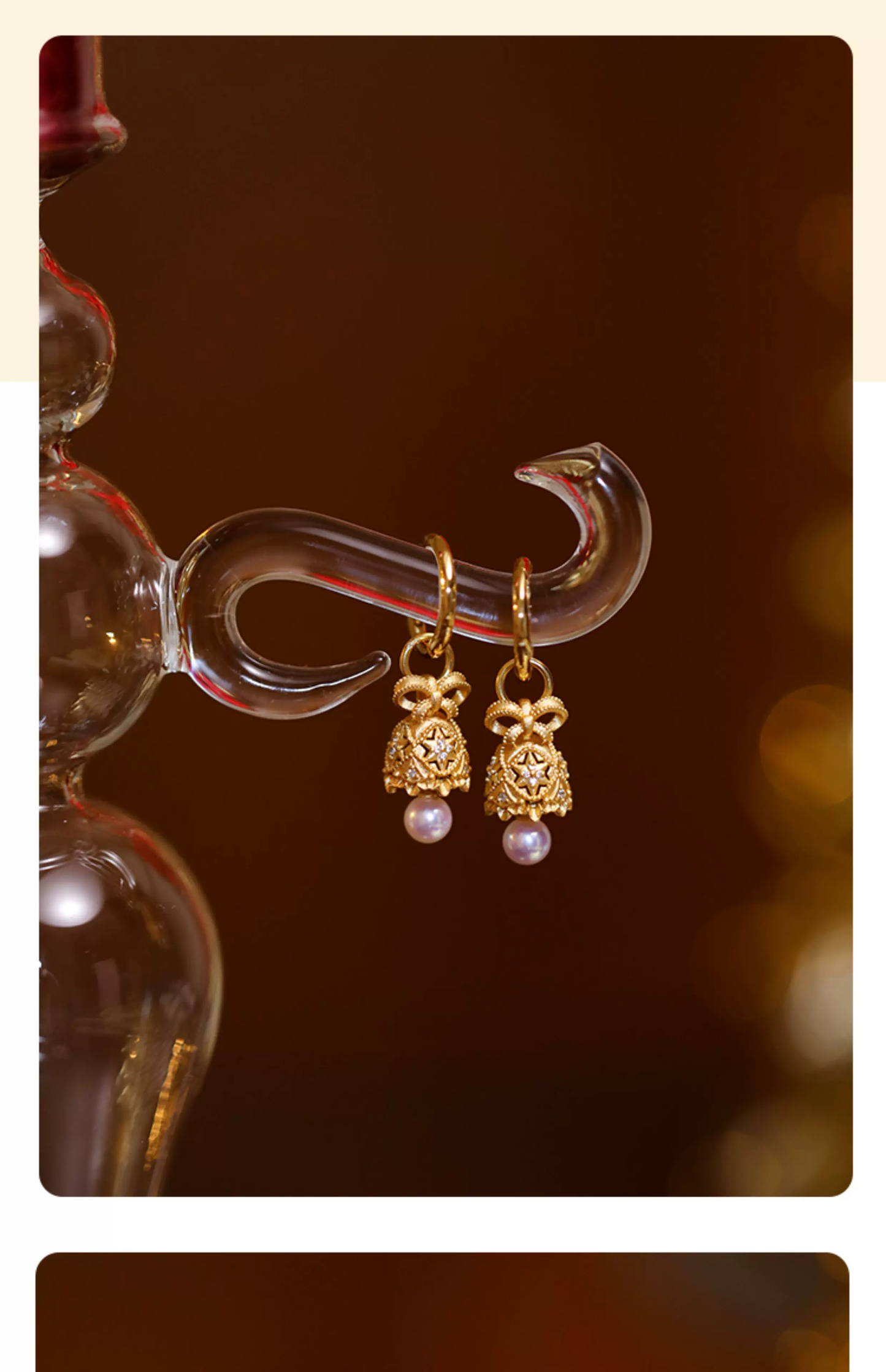 Collar con colgante de perla Kemstone "La Campana de los Deseos" – Oro vermeil de 18 quilates sobre plata de ley, perla de agua dulce y circón blanco | Joyería de inspiración vintage para mujer RSY-NES355
