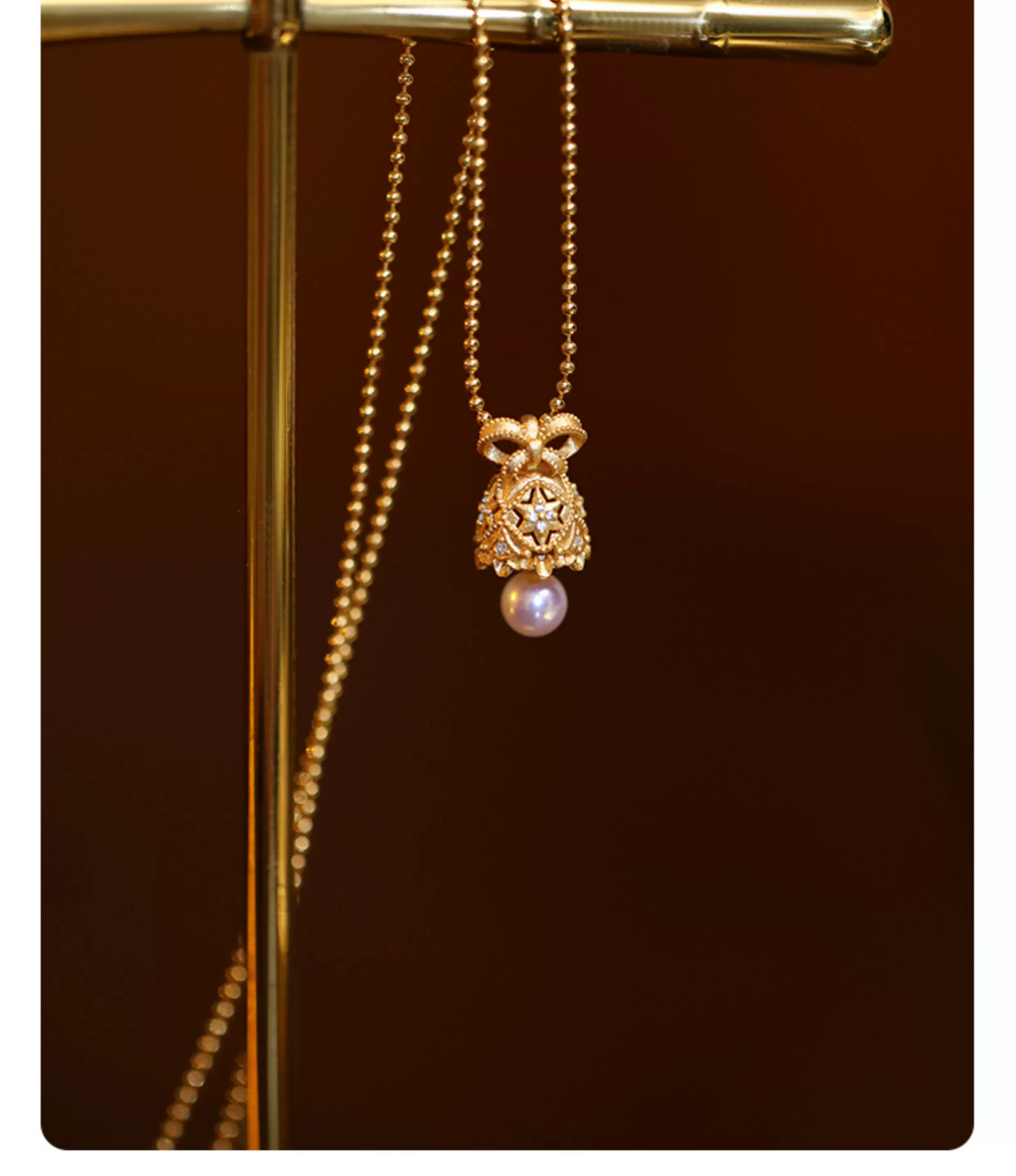 Collar con colgante de perla Kemstone "La Campana de los Deseos" – Oro vermeil de 18 quilates sobre plata de ley, perla de agua dulce y circón blanco | Joyería de inspiración vintage para mujer RSY-NES355