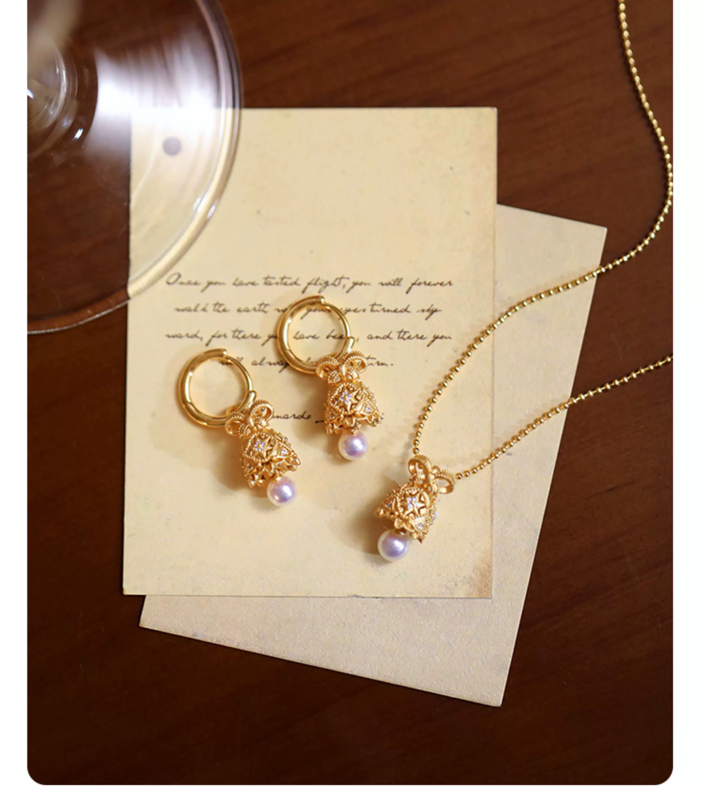 Collar con colgante de perla Kemstone "La Campana de los Deseos" – Oro vermeil de 18 quilates sobre plata de ley, perla de agua dulce y circón blanco | Joyería de inspiración vintage para mujer RSY-NES355