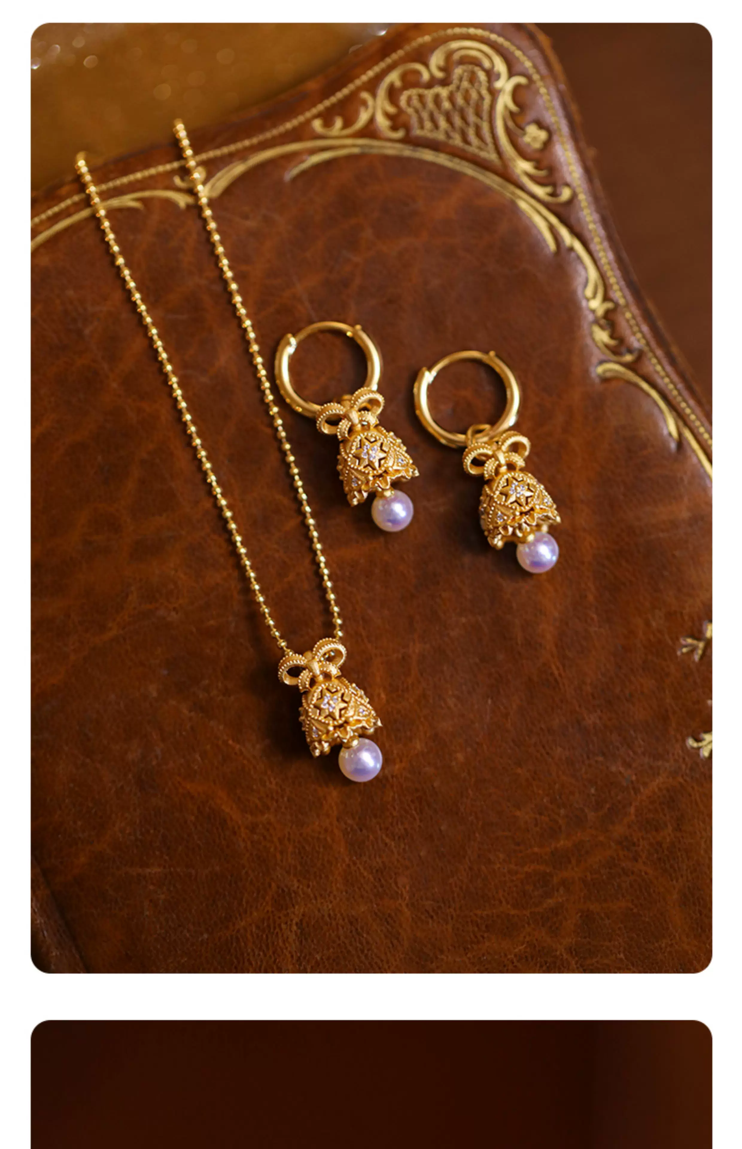 Collar con colgante de perla Kemstone "La Campana de los Deseos" – Oro vermeil de 18 quilates sobre plata de ley, perla de agua dulce y circón blanco | Joyería de inspiración vintage para mujer RSY-NES355