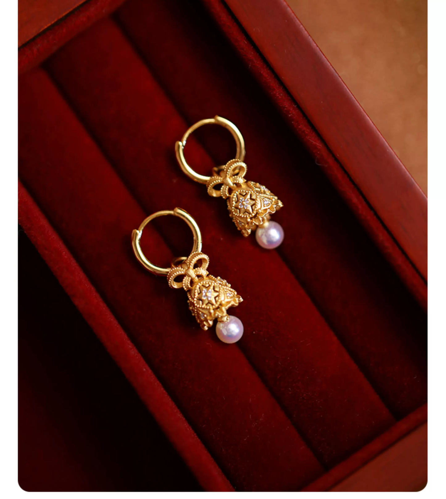 Collar con colgante de perla Kemstone "La Campana de los Deseos" – Oro vermeil de 18 quilates sobre plata de ley, perla de agua dulce y circón blanco | Joyería de inspiración vintage para mujer RSY-NES355