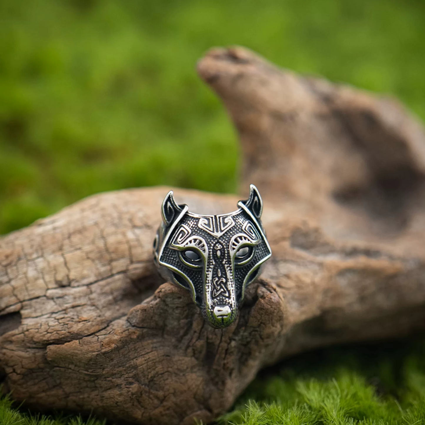 Kemstone Norse Viking Wolf Head Ring – Titanium Steel Fenrir Inspired NWR525306